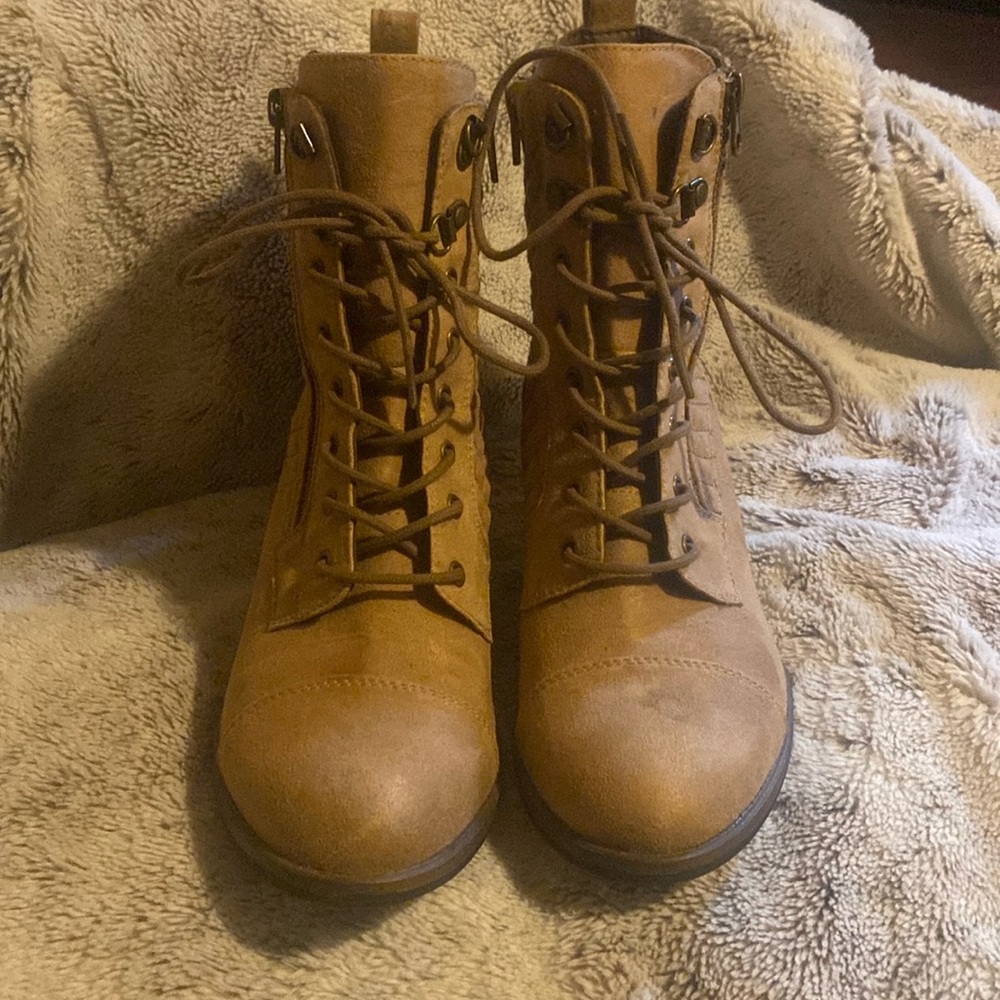 White mountain suede boots color natural size 9